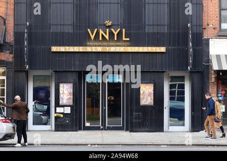 Die VNYL, 100 Third Avenue, New York, NY. aussen Verkaufsplattform für ein Club in Manhattan. Stockfoto