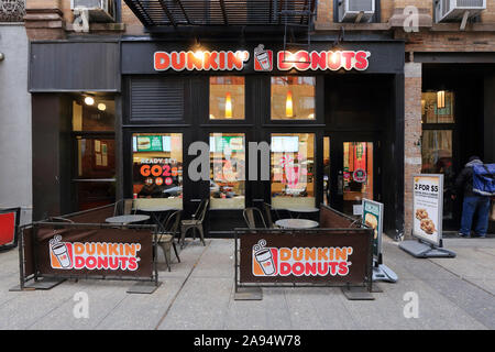 Dunkin', 353 Amsterdam Ave, New York, NY. aussen Storefront und Straßencafé ein Coffee Shop in der Upper West Side von Manhattan Stockfoto