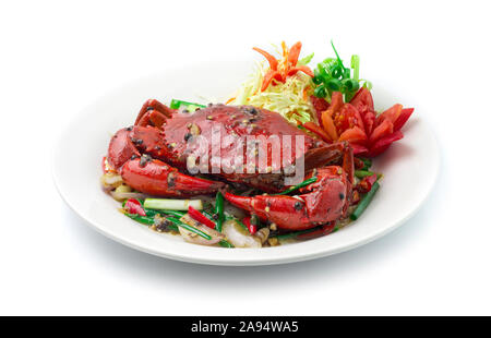 Rühren Gebratene Krabben mit schwarzem Pfeffer Sauce und Frühlingszwiebeln. Thailändische und asiatische Küche Fusion style Gemüse schmücken geschnitzten Tomate Seitenansicht Stockfoto