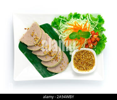 Vietnamesische Schweinefleisch Saucesage Slice ontop Erdnuss gehackt. Wiese vietnamesische Küche Stil Schichten Kohl dekorieren und geschnitzten chili Draufsicht Stockfoto