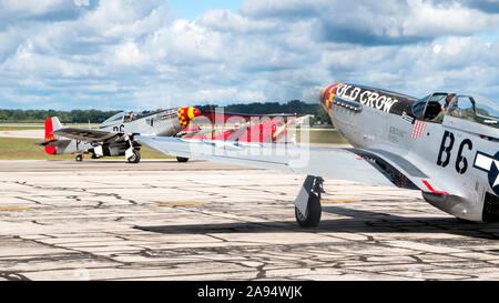 Einen zweiten Weltkrieg P-51 Mustang wartet Taxi für eine Leistung an der Thunder 2016 über Michigan Airshow. Stockfoto