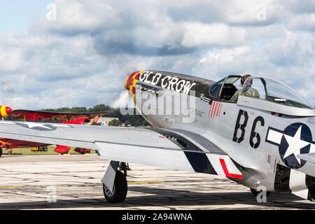 Einen zweiten Weltkrieg P-51 Mustang wartet Taxi für eine Leistung an der Thunder 2016 über Michigan Airshow. Stockfoto