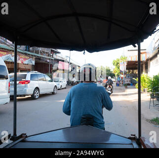 Der Blick auf die Fahrer und Straße Szene beim Reiten in einem Tuk Tuk in Siem Reap in Kambodscha. Stockfoto