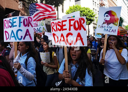 Los Angeles, Kalifornien, USA, 12. Okt., 2019. Hunderte von Los Angeles Studentenproteste Präsident des Trump Entscheidung DACA Politik aufzuheben. Stockfoto