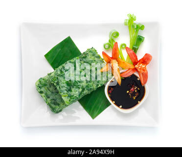 Chinesischer Schnittlauch Knödel oder Knoblauch Schnittlauch Dim Sum Reis Kuchen innen mit Schnittlauch Knoblauch Schnitzel Gedünsteter serviert Süße schwarze Sojasauce chinesische Stil Stockfoto