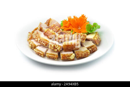 Knuspriges Schweinefleisch (knusprigen Bauchspeck) Schnitzel asiatische Küche Teller Gemüse Schmücken geschnitzten snd Karotte Seitenansicht Stockfoto