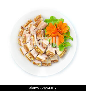 Knuspriges Schweinefleisch (knusprigen Bauchspeck) Schnitzel asiatische Küche Teller Gemüse Schmücken snd geschnitzten Carrot Top Aussicht Stockfoto