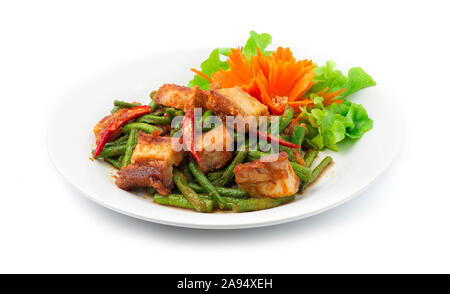 Stire Fried knuspriges Schweinefleisch mit Feder Bean und roter Curry Chili Paste (knusprigen Bauchspeck) Asiatische Küche und thailändische Küche Teller Gemüse Schmücken und geschnitzten c Stockfoto
