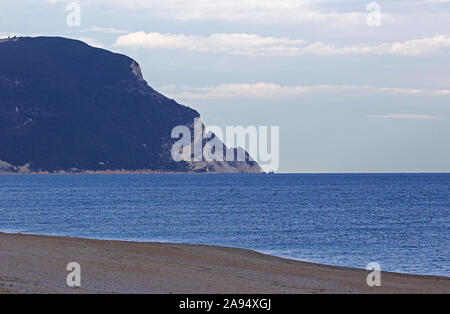 Die Felsen des Monte Conero in der Nähe von Portonovo, Provinz Ancona, Italien von Porto Recanati am frühen Morgen im Winter gesehen mit einem ruhigen Adria Stockfoto