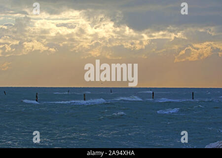 Rauhe See im Winter in Porto Recanati in der Provinz Ancona Italien in der Nähe von Monte Conero mit dem Meer krachend gegen die Felsen Stockfoto