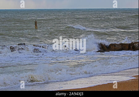 Rauhe See im Winter in Porto Recanati in der Provinz Ancona Italien in der Nähe von Monte Conero mit dem Meer krachend gegen die Felsen Stockfoto