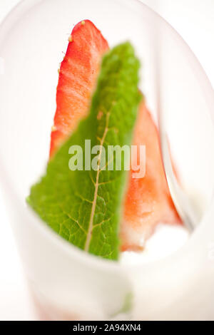Strawberry mint Eis, Sorbet in einem Restaurant mit einem Löffel, bereit zu essen Stockfoto