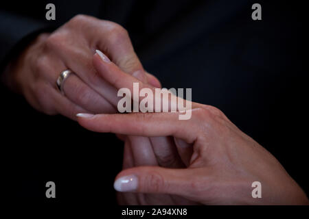 Eine nicht erkennbare Braut und Bräutigam den Austausch der Trauringe in der Kirche während der christlichen Hochzeit Stockfoto