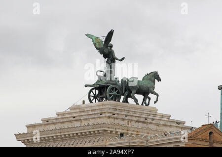 Statue der Göttin Victoria auf ein Gebäude namens L'Altare della Patria oder das Vittorio Emanuelle II Monument in Rom auch als Schreibmaschine bekannt Stockfoto
