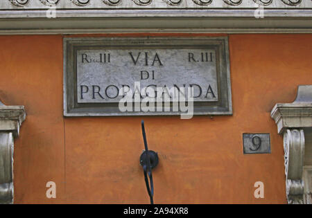 Öffentliche Straße Name oder Zeichen an der Wand in den Straßen von Rom, Italien genannt Propaganda Straße oder über di Propaganda Stockfoto