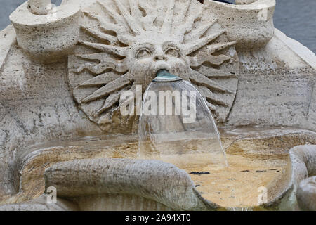Detail aus einem Brunnen Fontana della barcaccia oder Brunnen des Bootes am Ende der Spanischen Treppe in Rom, Italien, einem berühmten römischen Sehenswürdigkeiten Stockfoto