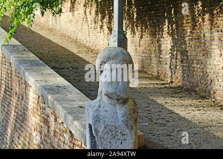 Eine antike römische Wetter abgenutzt oder verwitterte Stein Statue am unteren Stein Schritte auf dem Weg zum Park der Villa Borghese in Rom führt Stockfoto