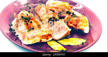 Schweinefleisch Steaks auf Keramik Geschirr Stockfoto