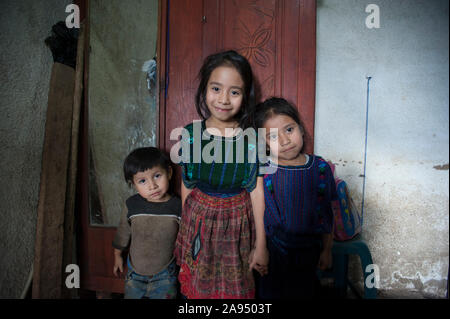 Maya indigene Kinder zu Hause in San Antonio Palopo, Solola, Guatemala. Stockfoto