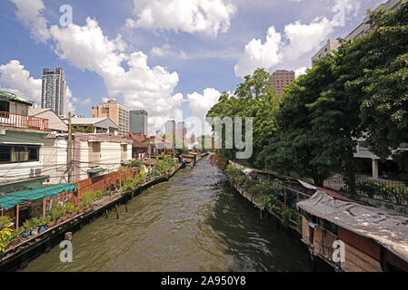 Die Thailand residential Apartment, Fluss, Fußweg und Baum am Tag Stockfoto