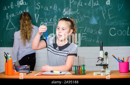 Die Schülerinnen und Schüler schwarzes Brett Chemie Lektion. Labor Praxis. Chemie Klassen. Faszinierende Wissenschaft. Pädagogische Experiment. Mädchen Klassenkameraden Studie che Stockfoto