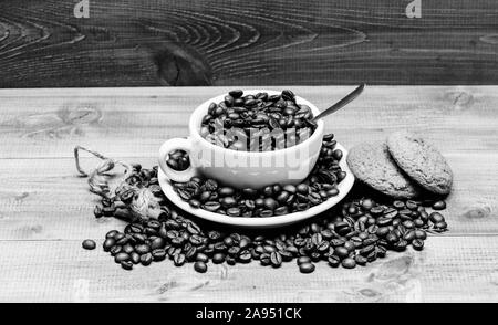 Café Getränke Menü. Arabica robusta Sorte. Trinken für Inspiration und Energie aufladen. Tasse voll Kaffee braun gerösteten Bohne blau Holz- backgroun Stockfoto