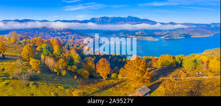 Herbst Bergpanorama in den rumänischen Karpaten, Nebel Wolke über dem See und farbige Bäume, Bicaz See Stockfoto