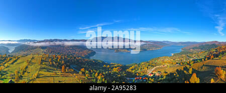 Luftaufnahme von Herbst Bergpanorama in den rumänischen Karpaten Nebel Schicht über den See und Wald. Stockfoto