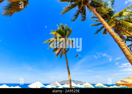 Nha Trang Beach ist der bekannteste durch seine einzigartige Kombination aus Stadt und natürliche Schönheit Stockfoto