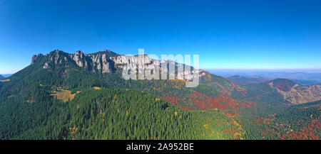 Luftaufnahme von Rocky Mountain und farbigen Wald in den rumänischen Karpaten, schönen Herbst Landschaft Stockfoto