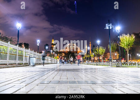Die alten Hagia Sophia, einst eine Kathedrale und eine osmanische Moschee und heute ein Museum, in der Nacht in Sultanahmet Square in Istanbul Türkei beleuchtet. Stockfoto