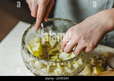 Frische Birne, Granatapfel, getrockneten Cranberry, Ziegenkäse, Honig, Nuss und Spinat Salat - Hausgemachte Rezept - hausfrau Rezept Stockfoto