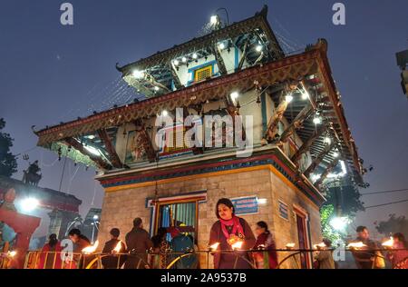 Kathmandu, Nepal. 12 Nov, 2019. Menschen bieten Gebete durch Beleuchtung Öllampen am Tag des Vollmondes an Shiva Tempel in Kathmandu, Nepal, Nov. 12, 2019. Credit: Sunil Sharma/Xinhua/Alamy leben Nachrichten Stockfoto