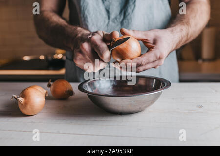 Stimmungsvolles Bild von Kochen im ländlichen Stil - rauen männlichen Händen in der Küche arbeiten Stockfoto