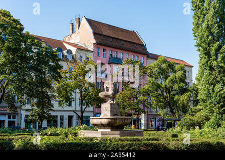 Berlin, Deutschland - 28. Juli 2019: Geldzahlerbrunnen Brunnen in Pappelplatz in Berlin Mitte. Stockfoto