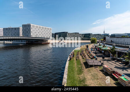 Berlin, Deutschland - 28. Juli 2019: moderne Bürogebäude und Spreebogen Park im Regierungsviertel in Berlin-Mitte. Stockfoto