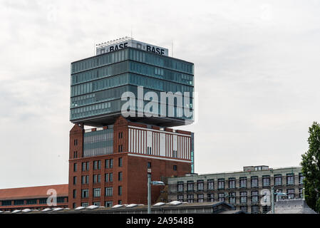 Berlin, Deutschland - 29. Juli 2019: BASF Services Europe GmbH Bürogebäude in Friedrichshain Bereich Stockfoto