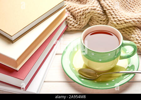 Noch immer leben auf der weißen Holzmöbeln. Grüne Tasse Tee, Löffel und Stapel von Büchern in Hard Cover. Platz für Ihren Text. Stockfoto