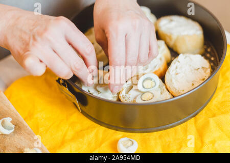 Nahaufnahme der Hausfrau braten baguette Stücke in einer Pfanne - kalte Snacks - Tapas und Sandwiches Stockfoto