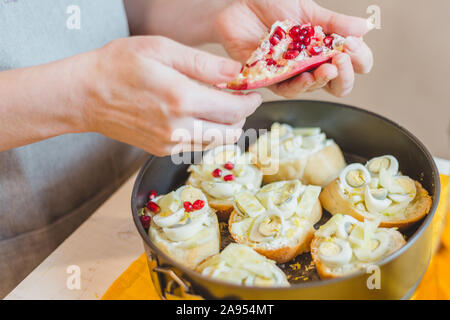 Nahaufnahme der Hausfrau braten baguette Stücke in einer Pfanne - kalte Snacks - Tapas und Sandwiches Stockfoto