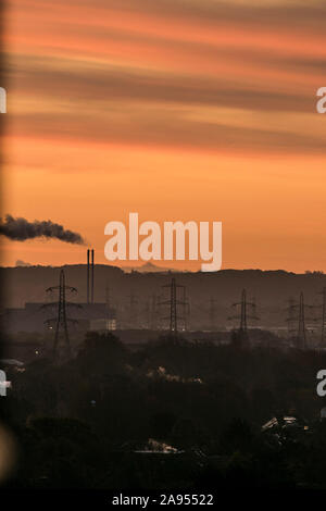 Wimbledon London, UK. 13. November 2019. Strom Türme und Power Station bei einem farbenfrohen Sonnenaufgang über Wimbledon SW London an einem hellen und warmen herbstlichen Morgen gesehen. Credit: Amer ghazzal/Alamy leben Nachrichten Stockfoto