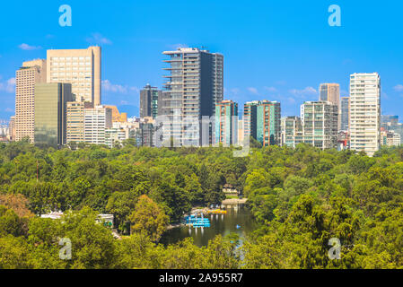 Skyline von Mexiko City und Chapultepec Park Stockfoto