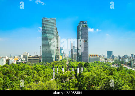 Skyline von Mexiko City und Chapultepec Park Stockfoto