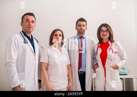 Gruppe Team von Ärzten stehen und diskutieren, während an einem PC, Laptop suchen. Stockfoto