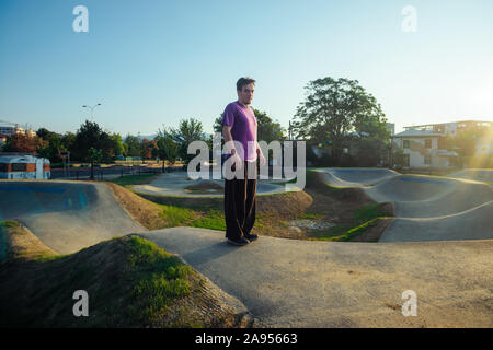 Junge akrobatische Kerl, Parkour Workout an der Skate Spielplatz Stockfoto