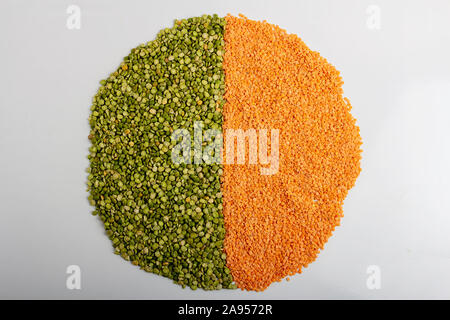 Textur von trockenen Erbsen und rohe rote Linsen Top View Stockfoto