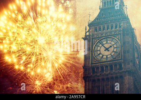 Big Ben mit Feuerwerk - Feiern Sie das neue Jahr in London Stockfoto