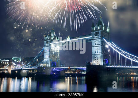 Festliche Feuerwerke über die Tower Bridge - Neues Jahr Ziel. London. Großbritannien Stockfoto