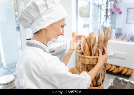 Frau Bäcker, Brot in einem Korb, es zu verkaufen Stockfoto
