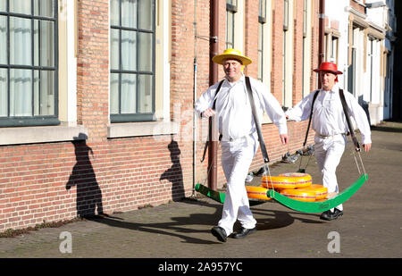 Käsemarkt in Den Haag als Dank für die gastfreundliche Aufnahme von Fußballvereins AZ nach dem Dach des AZ Stadion zusammengebrochen Stockfoto